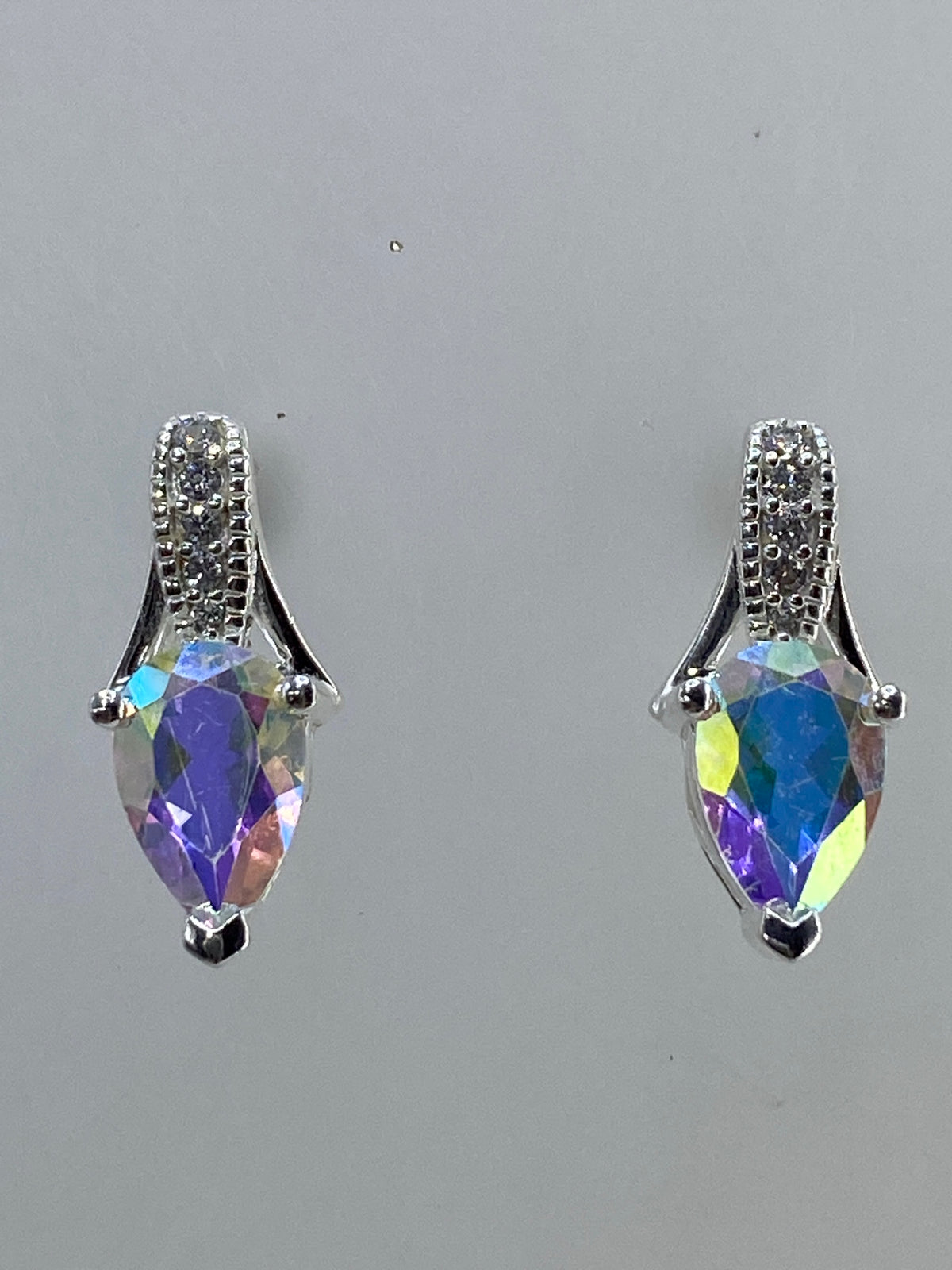 Detalle del engaste a mano de circonia multicolor en aretes de plata de Taxco