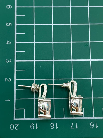 Aretes de plata con micro-pavé de cristales diminutos en cierre de abridores — vista trasera
