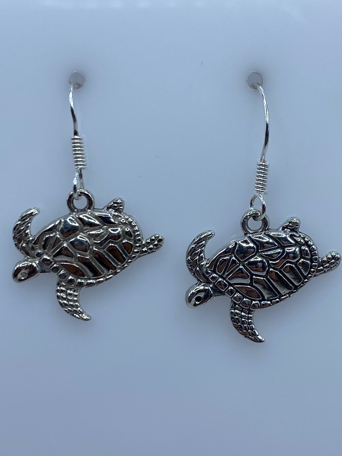Aretes de tortuga en medida real contra regla, largo 3.1 cm