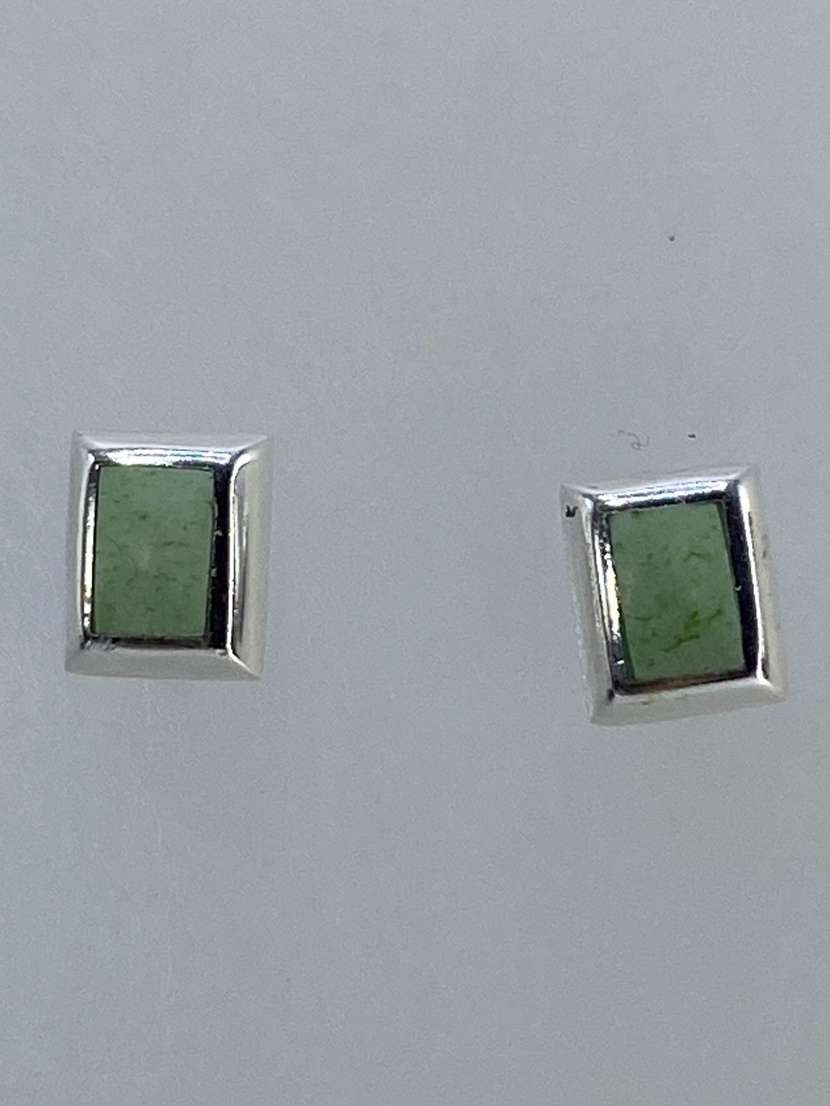 Par de aretes de plata 925 con piedra verde engastada, vista frontal