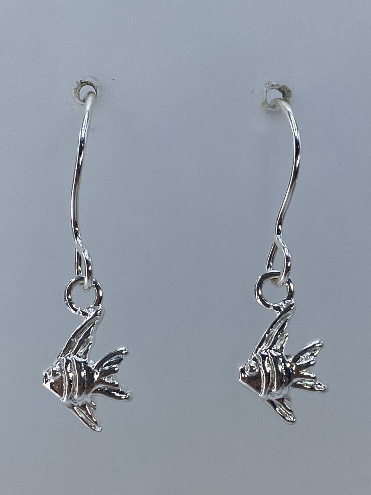Par de aretes de plata con pez repujado, vista frontal