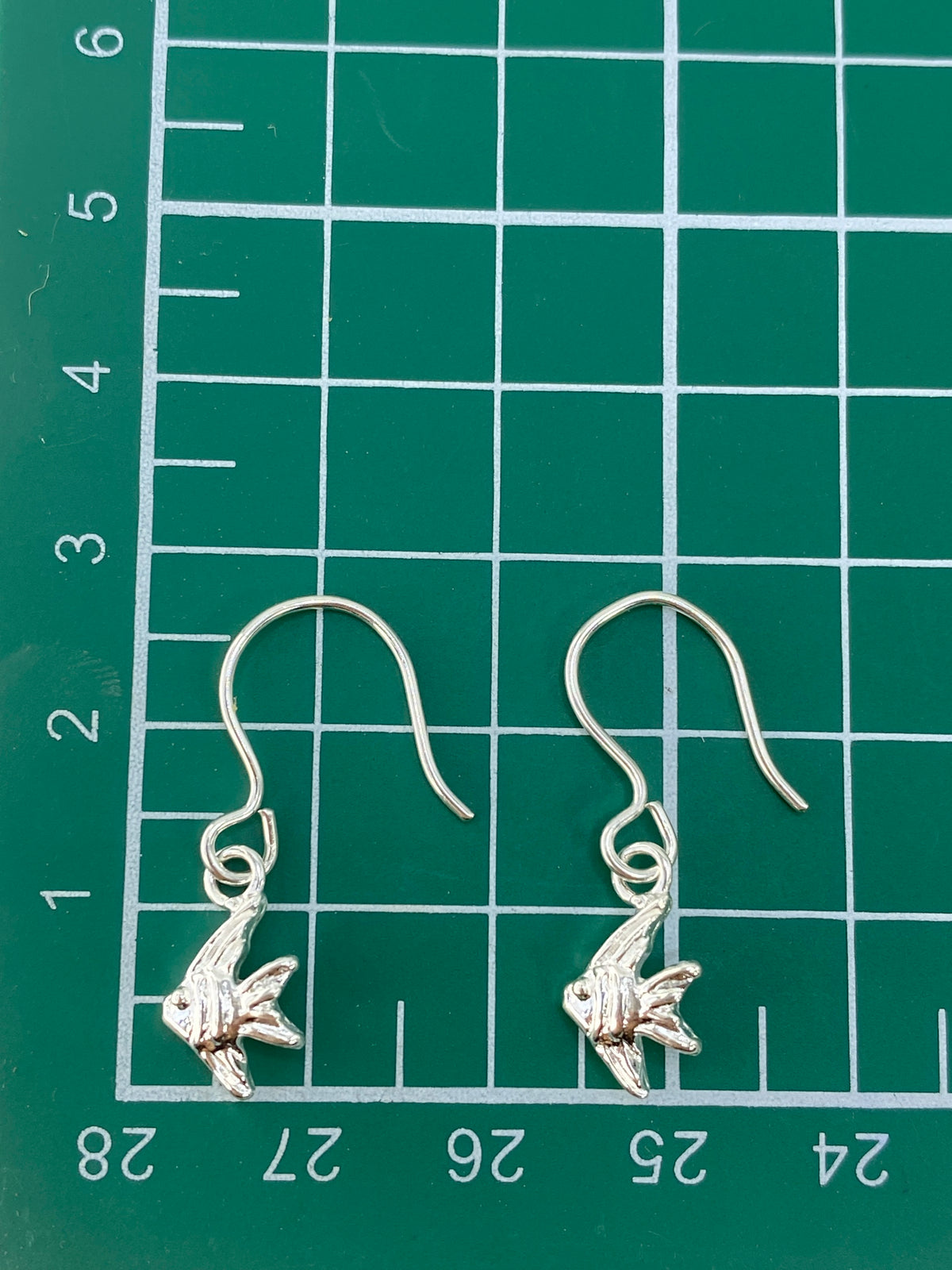 Pesaje de los aretes mostrando 1.6 gramos el par