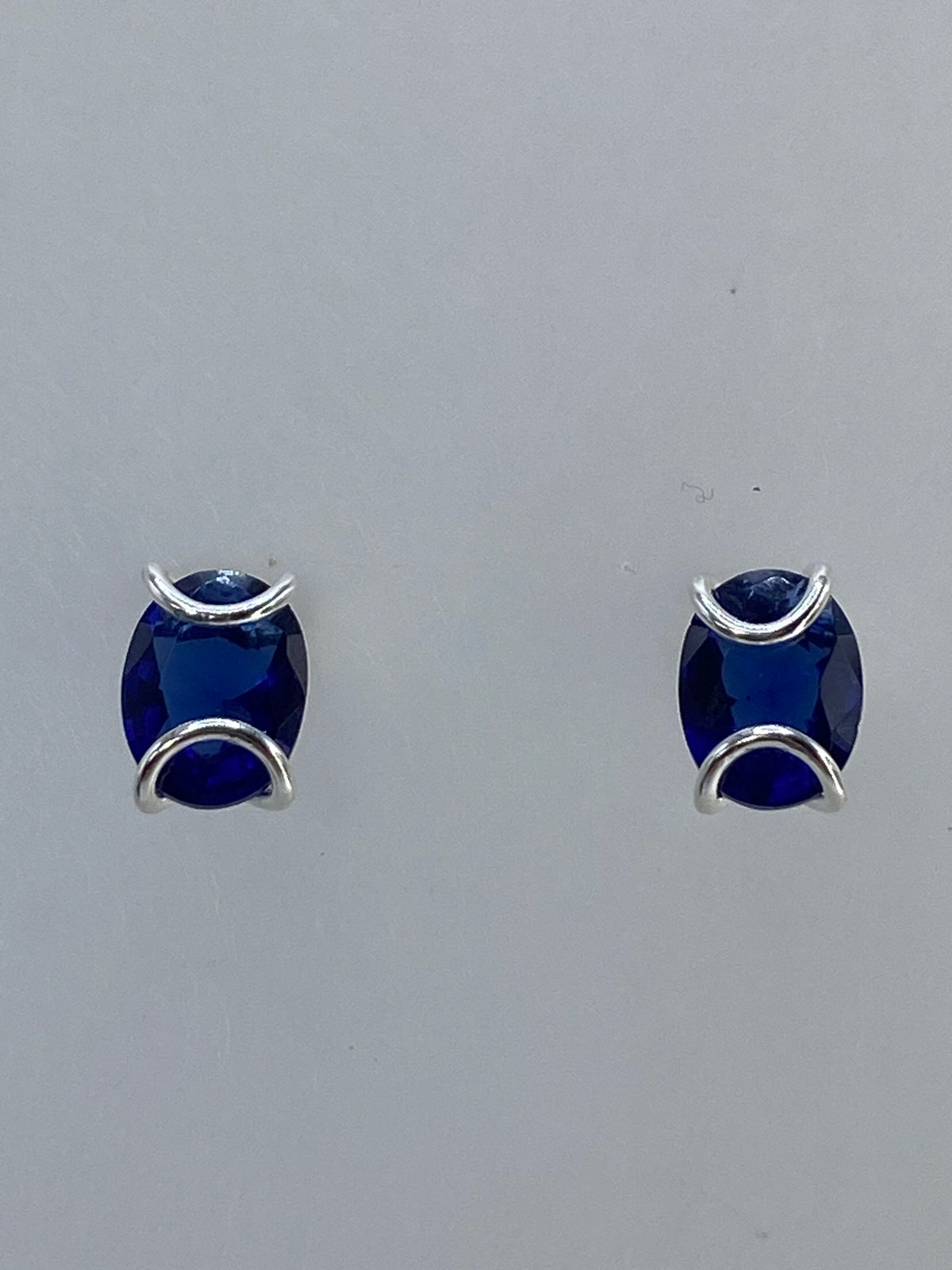 Par de aretes de plata con circonia azul engastada, vista frontal