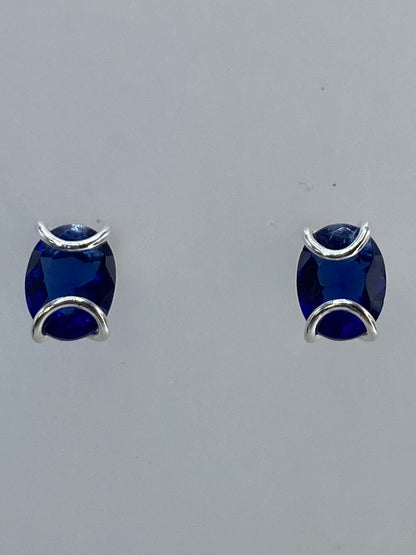 Detalle del engaste a mano de circonia azul en plata