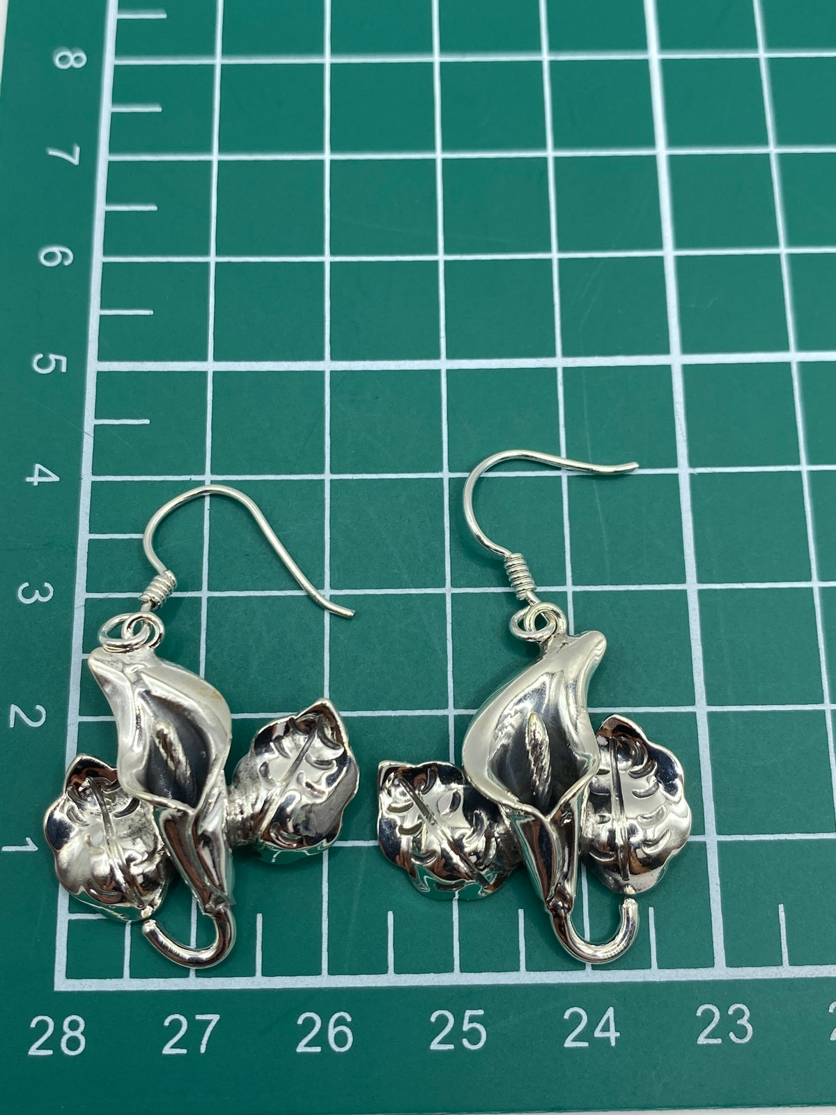 Cierre de gancho de plata 925 en arete floral de Arte Taxco