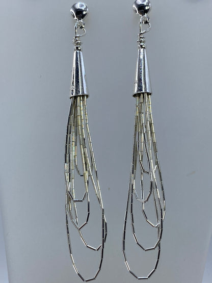 Aretes colocados sobre regla milimétrica mostrando los 7 cm de largo
