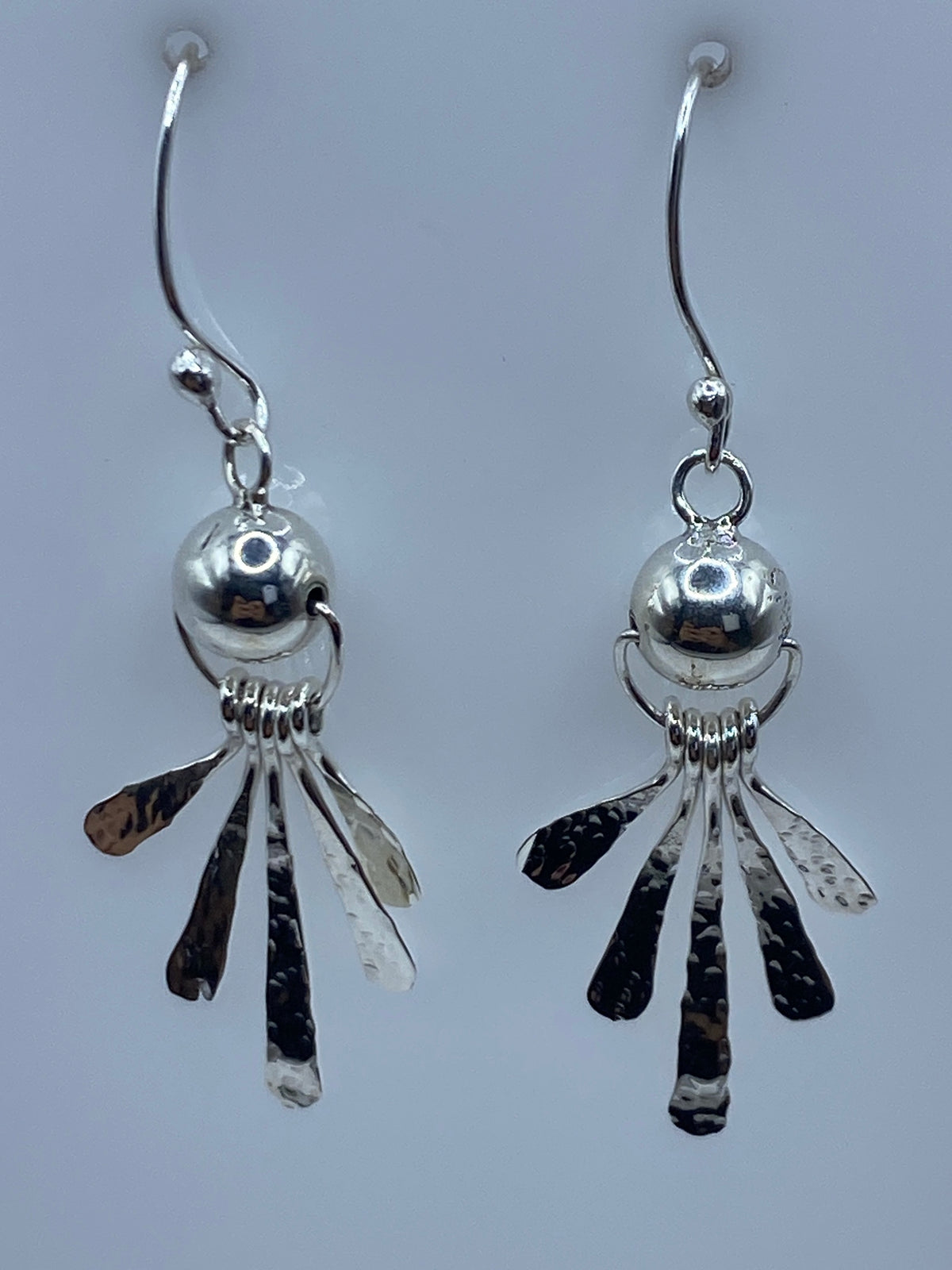 Par de aretes de plata 925 con esferas y pétalos repujados de Taxco