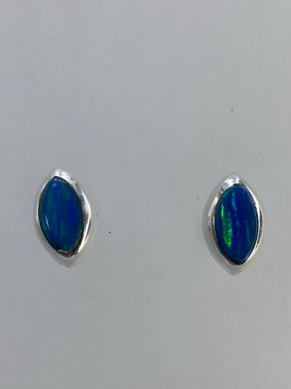 Aretes de ópalo fuego mostrando el juego de colores rojo, naranja y verde