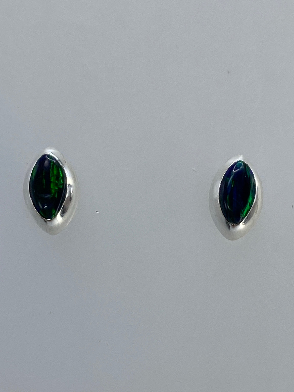 Par de aretes de plata con ópalo de fuego multicolor engastado a mano