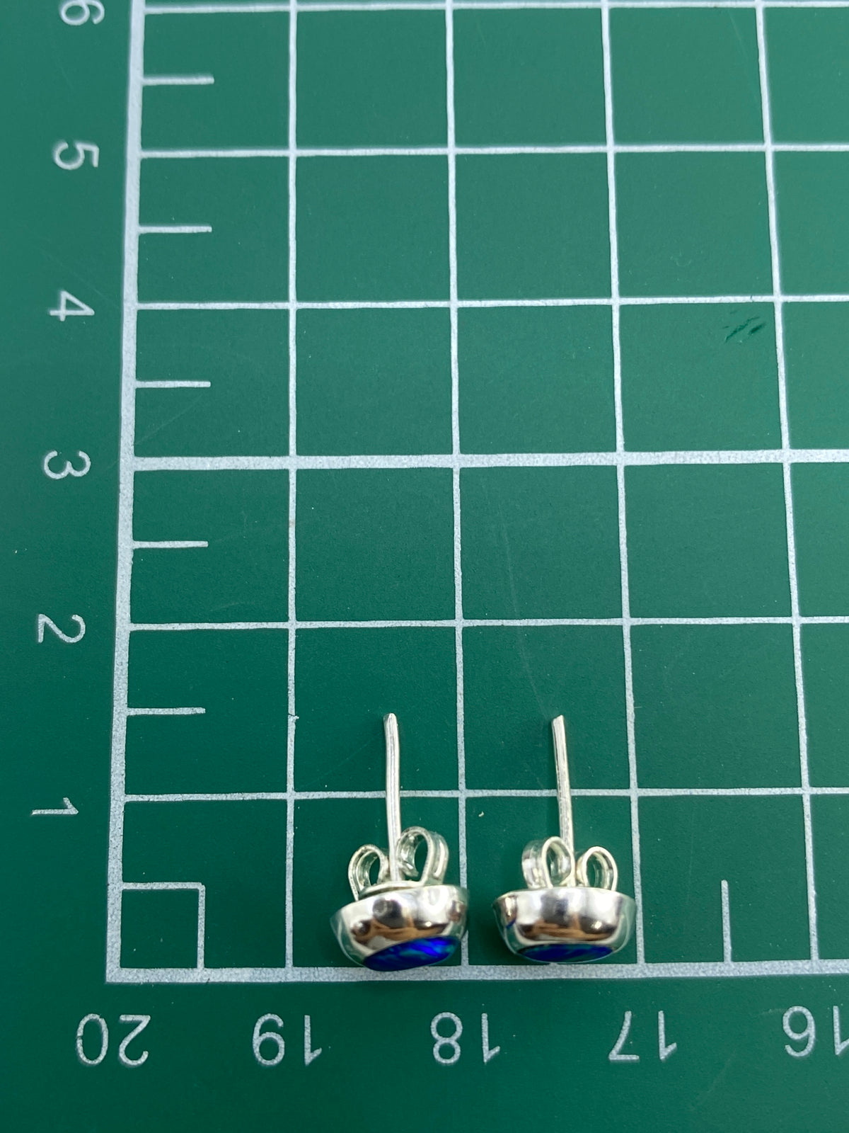 Aretes de plata de Taxco sobre fondo neutro, listos para regalo