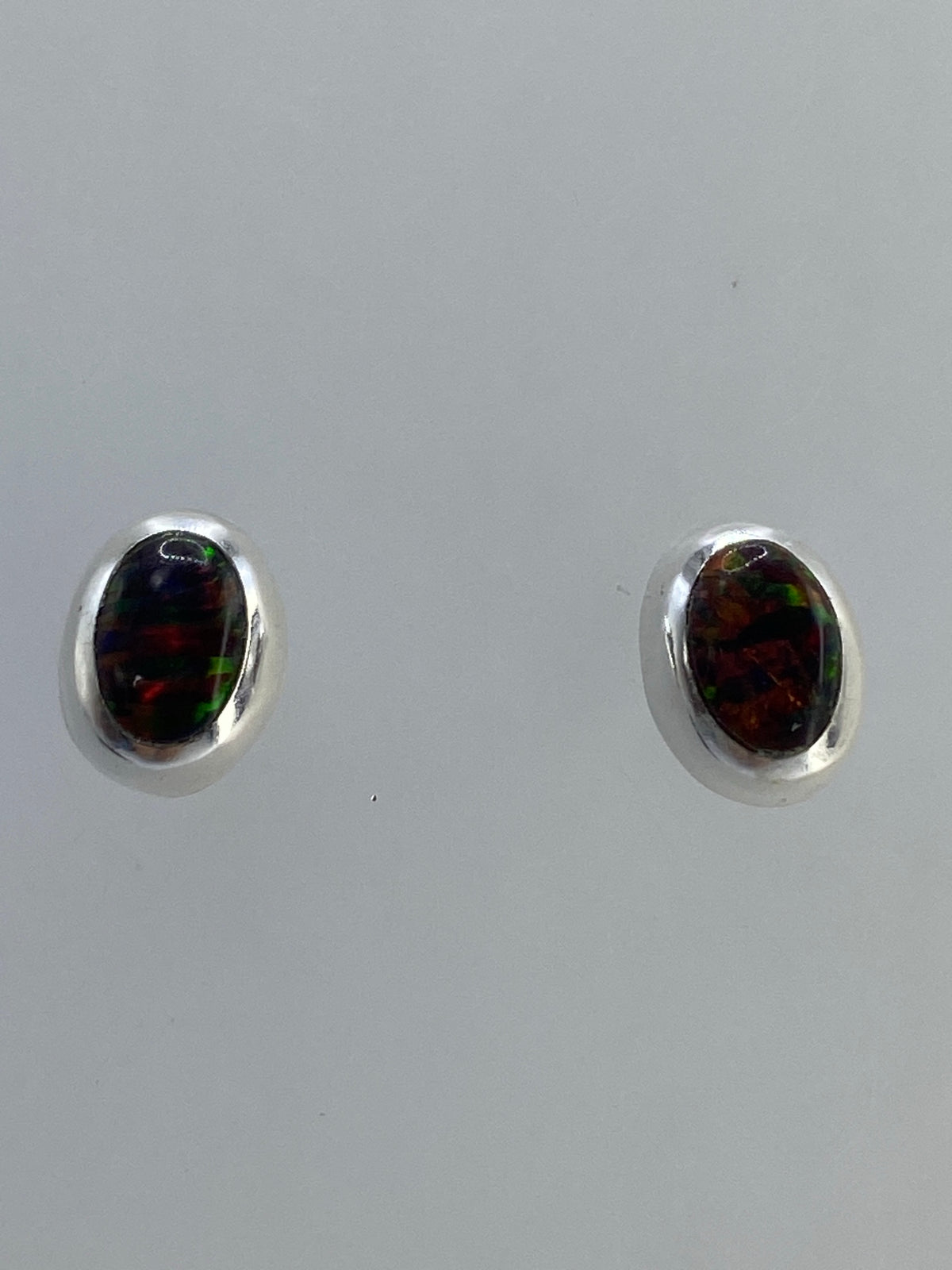 Par de aretes de plata 925 con opalo de fuego multicolor en tonos rojo, naranja y verde