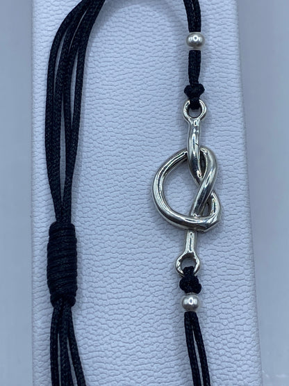 Pulsera puesta en muñeca mostrando el largo ajustable