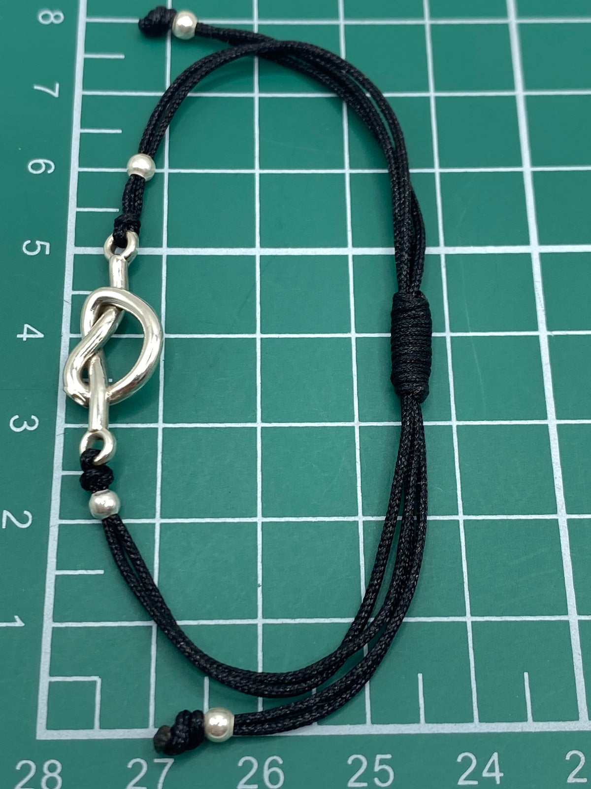 Pulsera sobre fondo blanco con el Quinto 925 visible