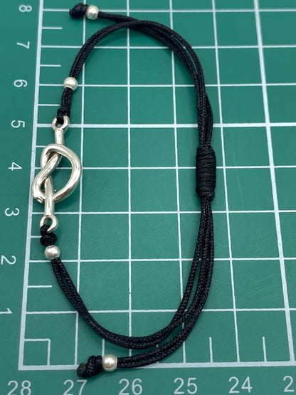 Pulsera sobre fondo blanco con el Quinto 925 visible