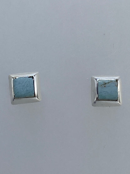 Par de aretes cuadrados de plata 925 con piedra engastada, vista frontal