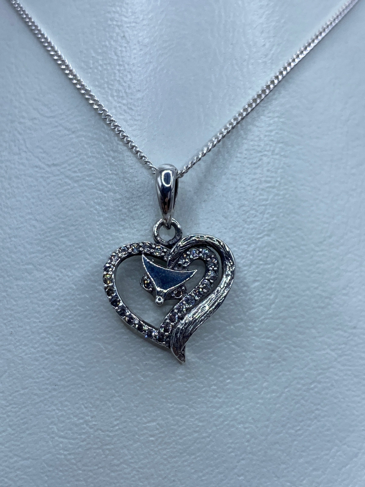 Dije corazón de plata 925 con micro-circonia blanca, colgado de cadena de plata, sobre fondo blanco