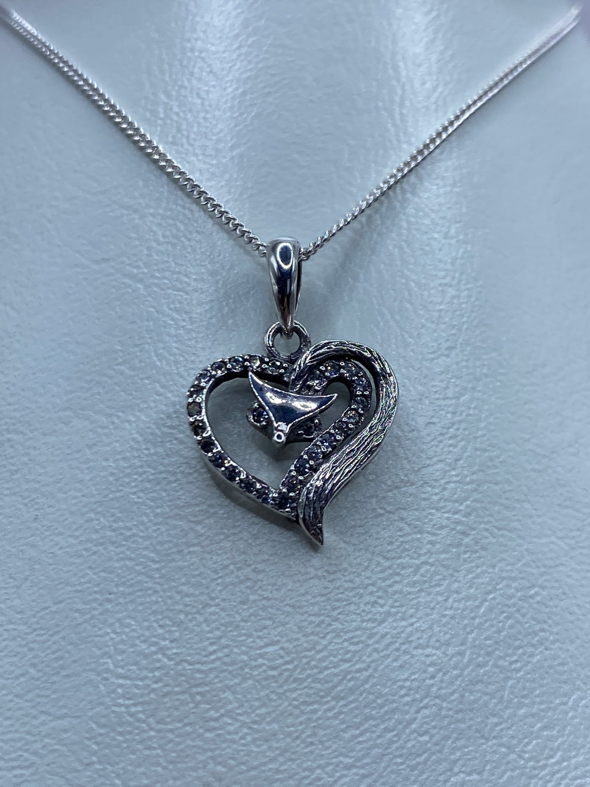 Detalle del engaste de micro-circonia blanca en patrón micro-pavé del dije corazón