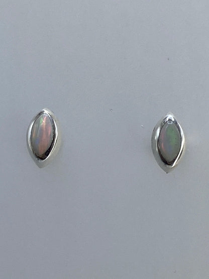 Par de aretes de plata con ópalo de fuego multicolor, detalles naranjas y rojos