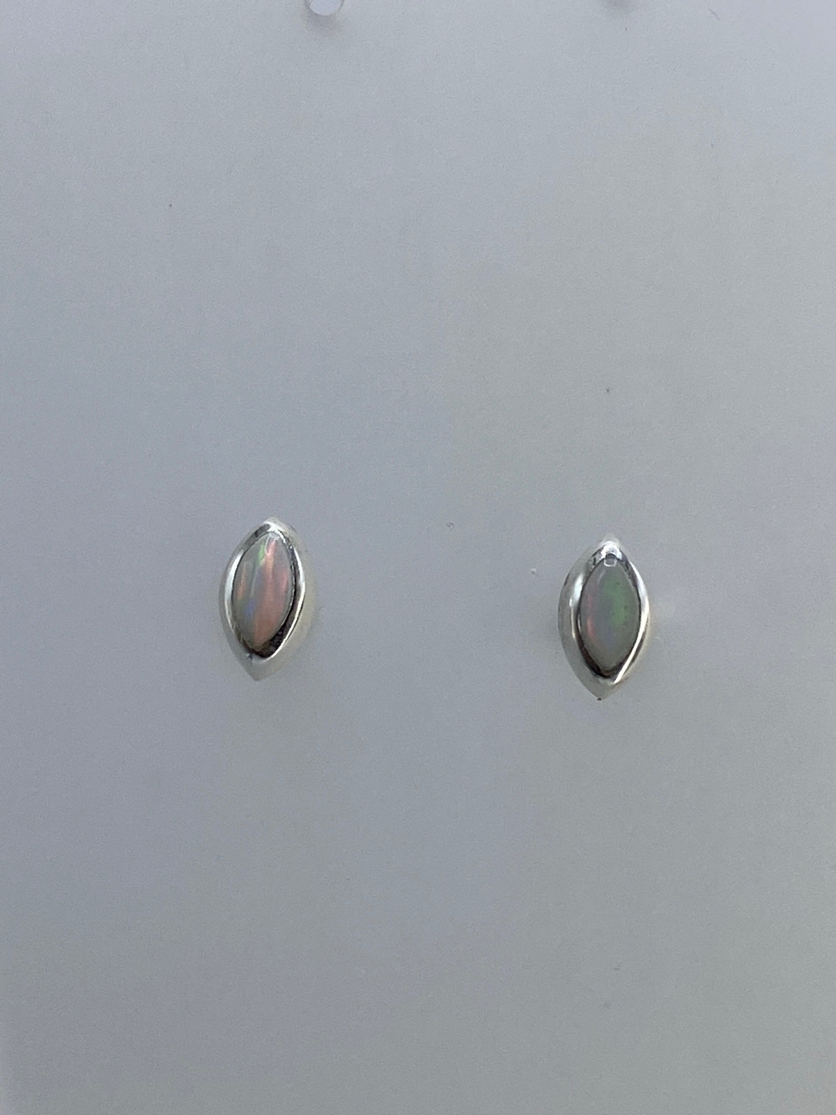 Detalle de un arete mostrando el engaste a mano de la piedra en plata 925