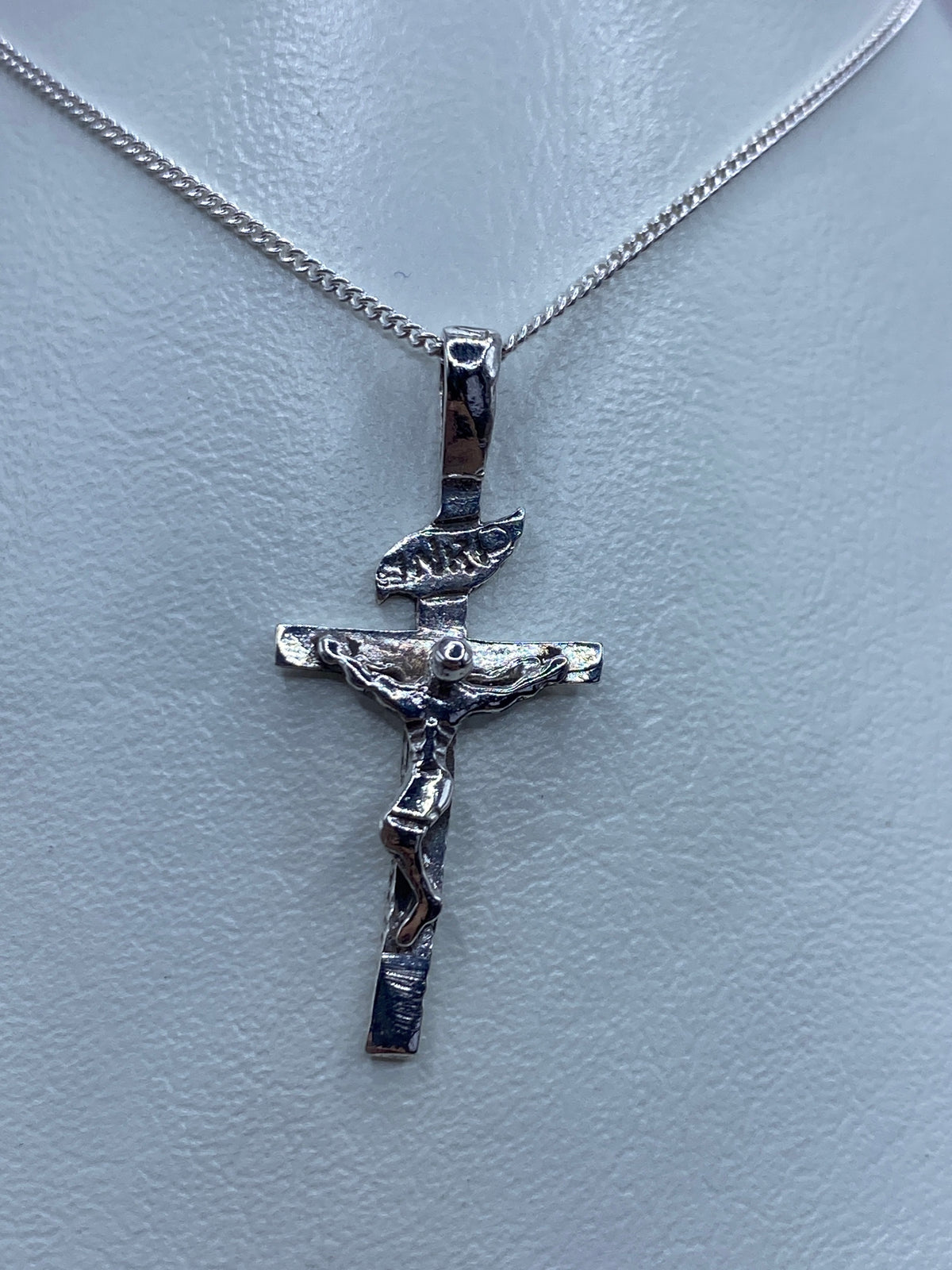 Dije de Jesús crucificado en plata 925 fundida, colgado de una cadena de eslabones