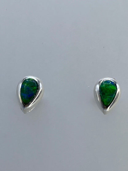Par de aretes de plata con ópalo de fuego multicolor verde y azul sobre fondo gris