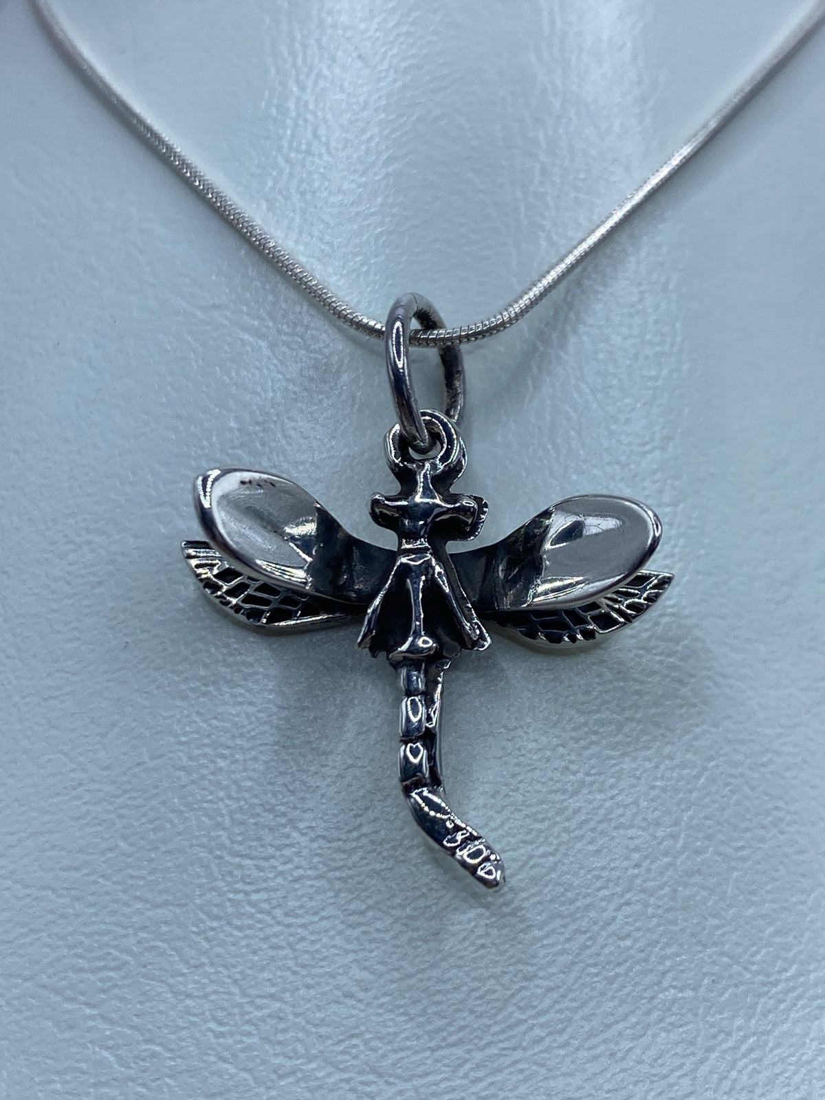 Dije de libélula en plata 925 con alas en relieve sobre cadena de plata