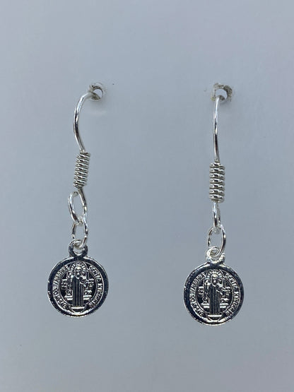 Par de aretes de plata 925 con medalla de San Benito repujada, colgando en gancho de seguridad