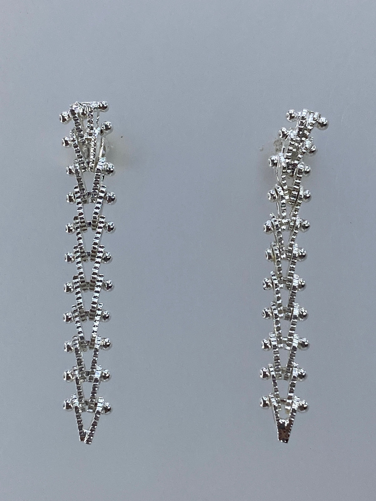 Par de aretes de plata 925 con diseño geométrico lineal de 2.9 cm