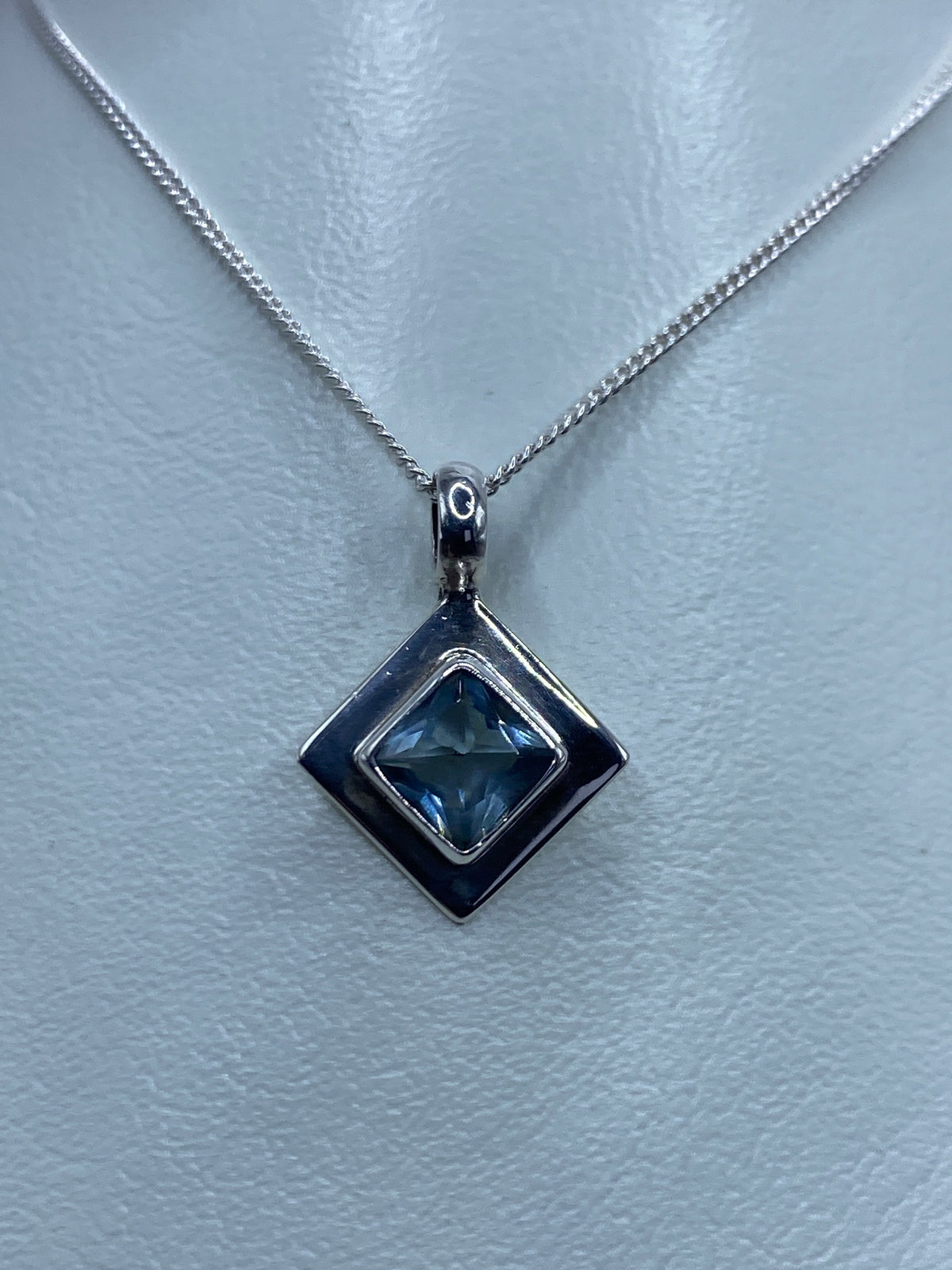 Dije de plata 925 con circonia azul cielo en diseno cuadrado doble marco
