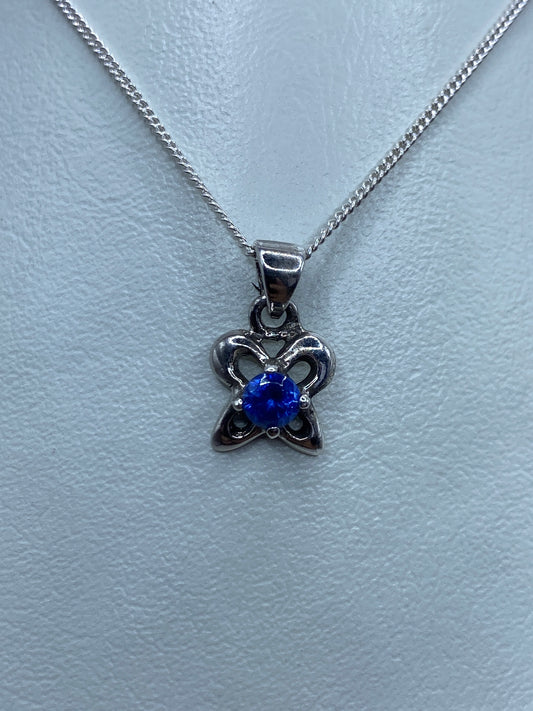 Dije mariposa de plata 925 con circonia azul engastada