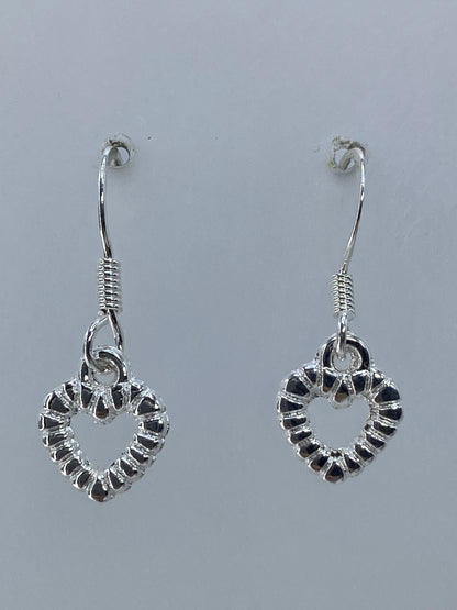 Par de aretes de plata repujada en forma de corazón texturizado, 2.1 cm de largo