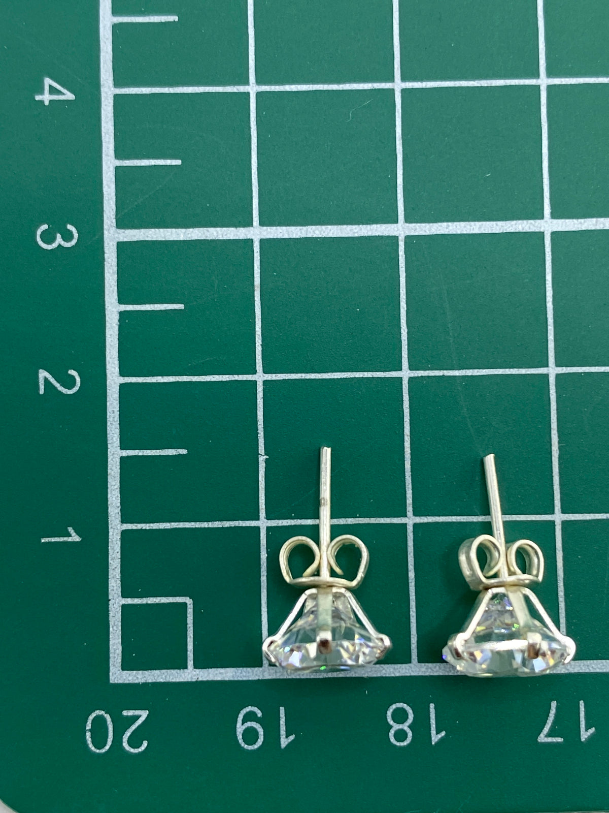 Detalle del engaste de piedra a mano en plata 925