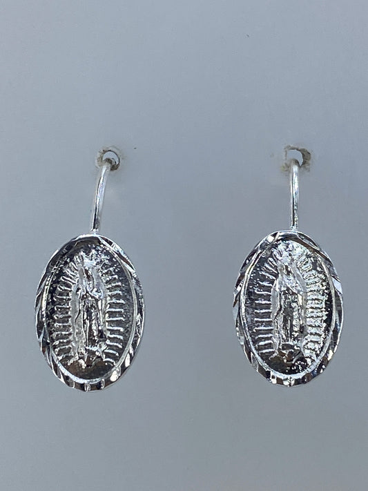 Par de aretes con Virgen de Guadalupe en relieve repujado de plata 925