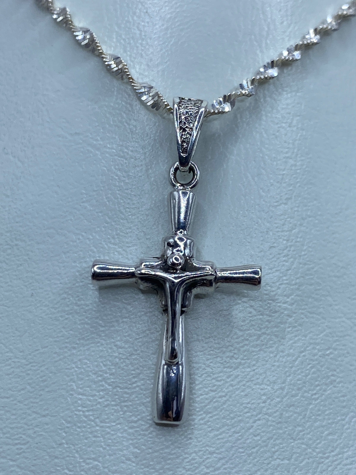 Dije cruz de plata 925 con cadena brillante, diseño clásico de Taxco
