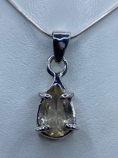 Dije gota de plata 925 con circonia engastada, brillante, colgado en cadena de plata