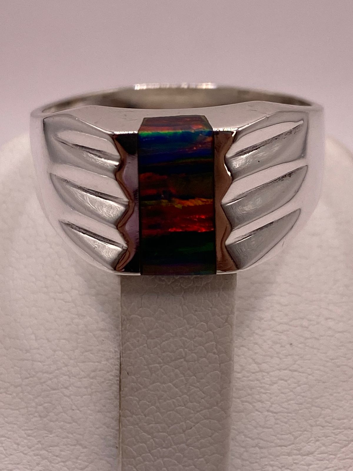 Anillo Tipo Sello Plata Ley 925 con Incrustación Vertical de Ópalo de Fuego y Diseño en Laterales