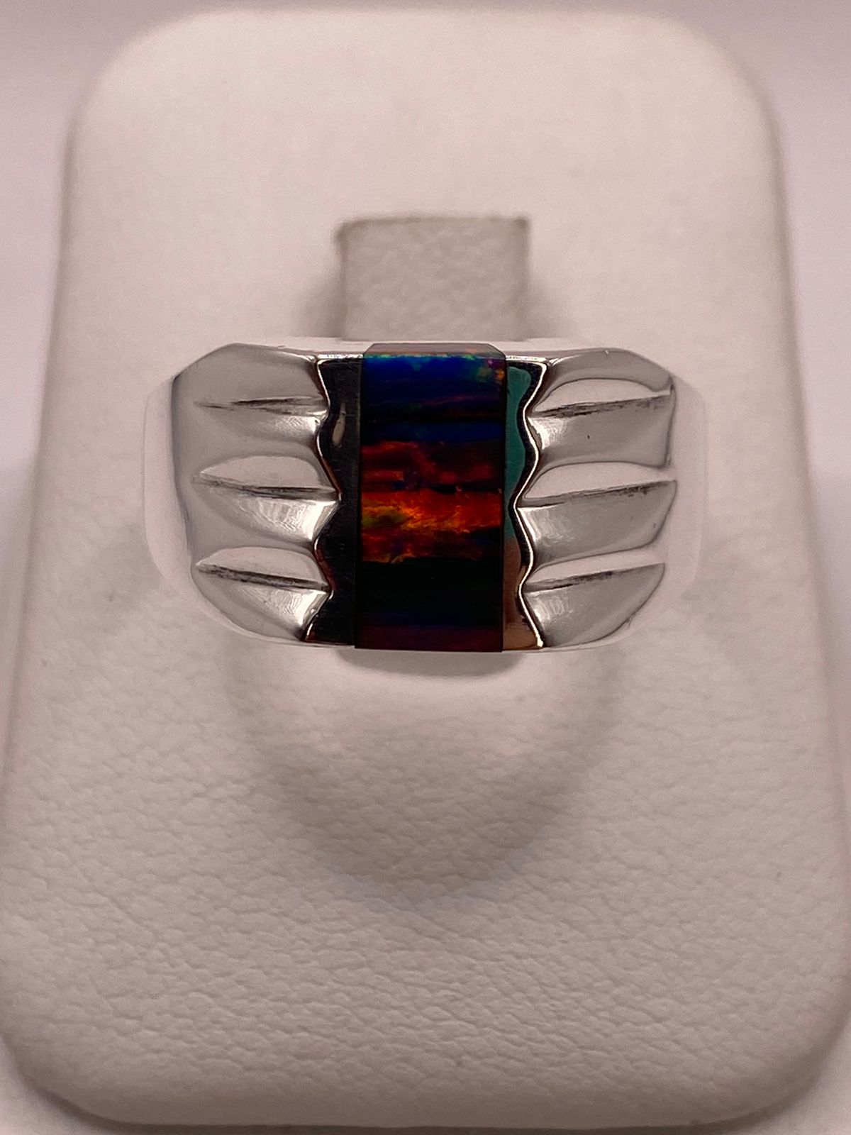 Anillo Tipo Sello Plata Ley 925 con Incrustación Vertical de Ópalo de Fuego y Diseño en Laterales