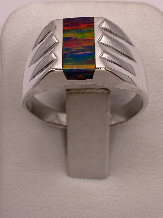 Anillo Tipo Sello Plata Ley 925 con Incrustación Vertical de Ópalo de Fuego y Diseño en Laterales, vista frontal