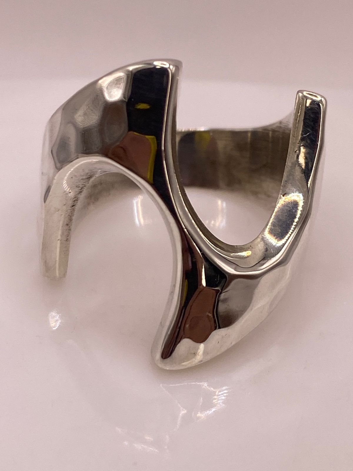 Anillo Abierto Martillado Diseño Curvo en Plata .925