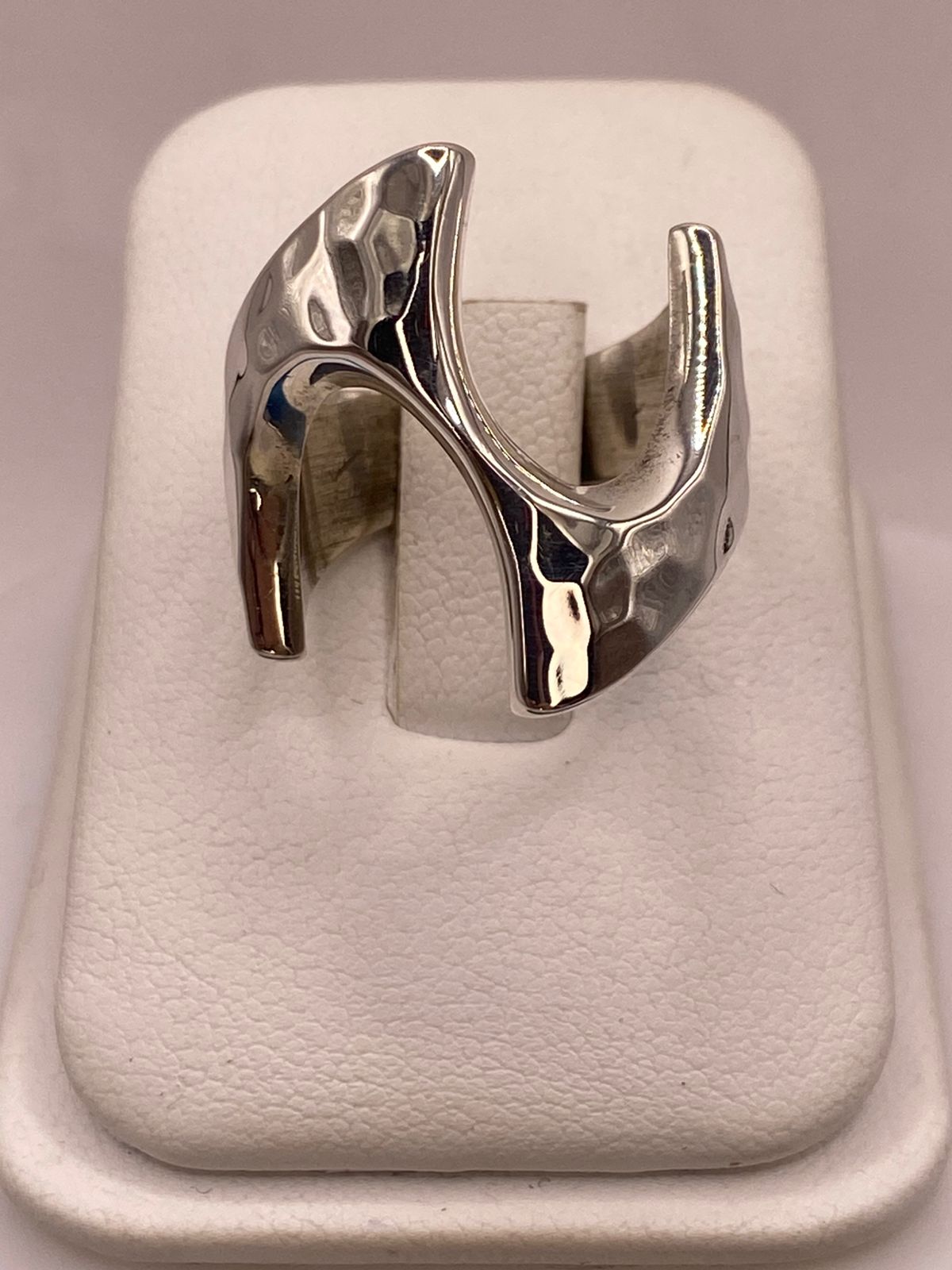 Anillo Abierto Martillado Diseño Curvo en Plata .925