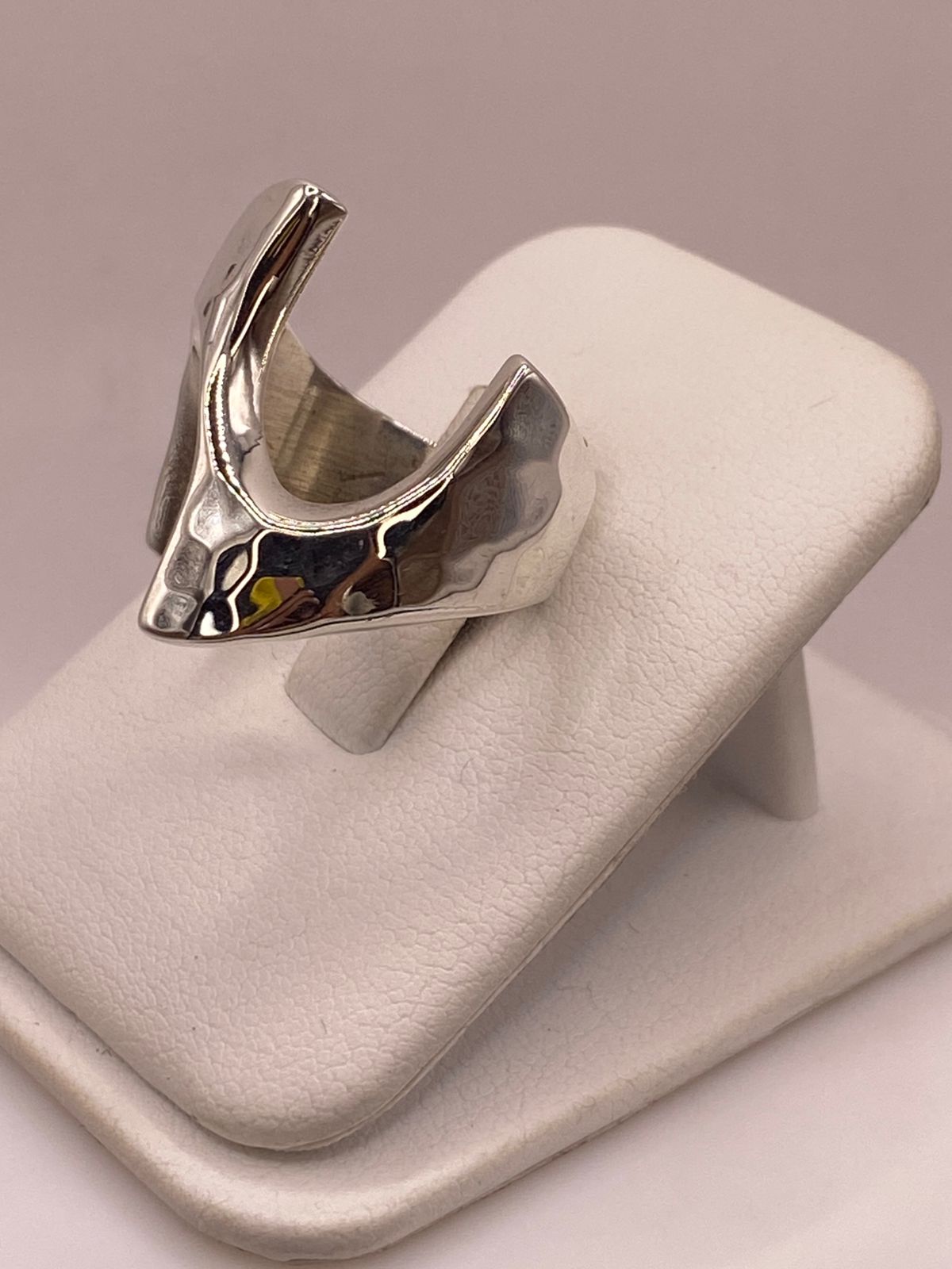 Anillo Abierto Martillado Diseño Curvo en Plata .925