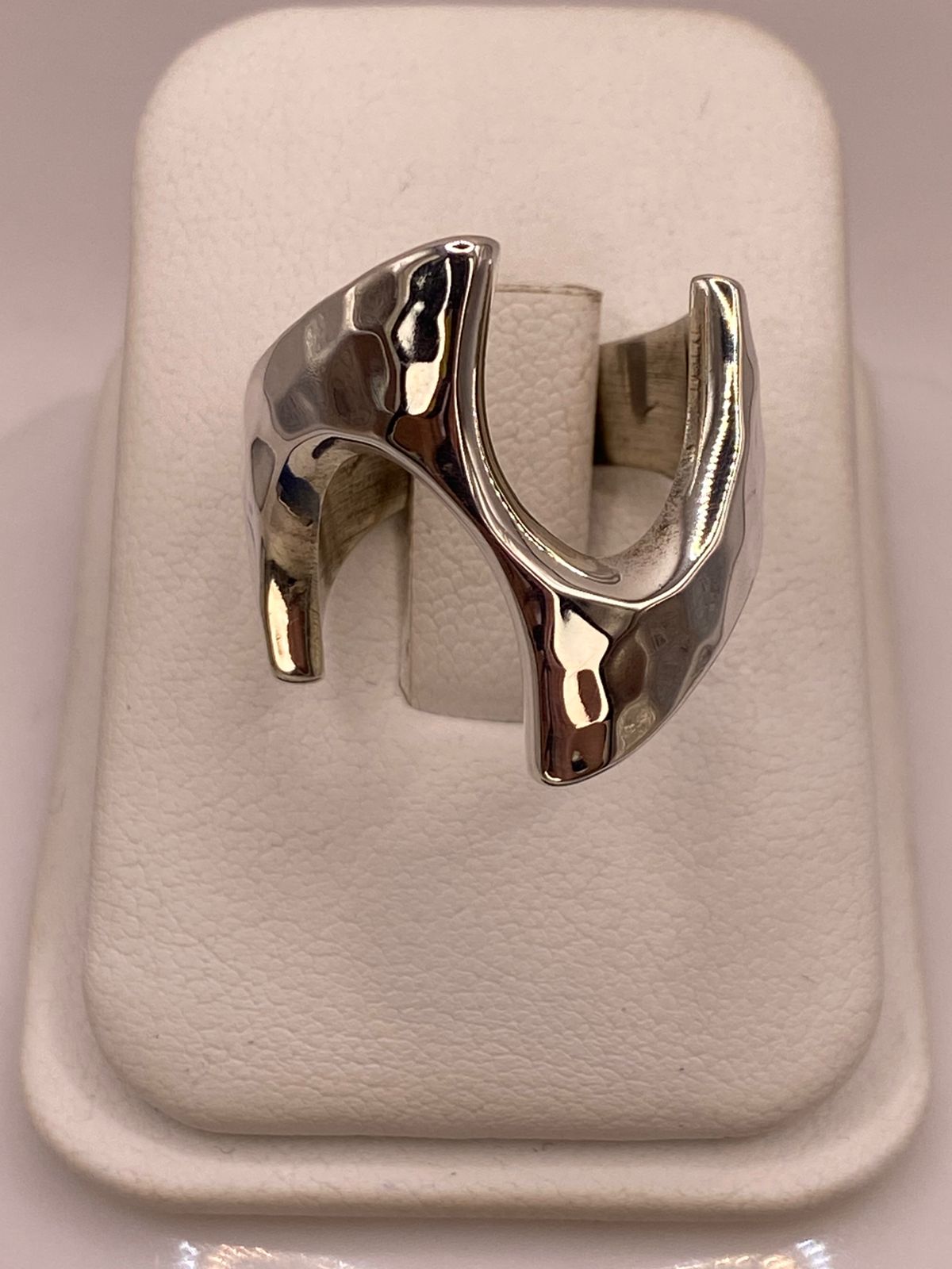 Anillo Abierto Martillado Diseño Curvo en Plata .925