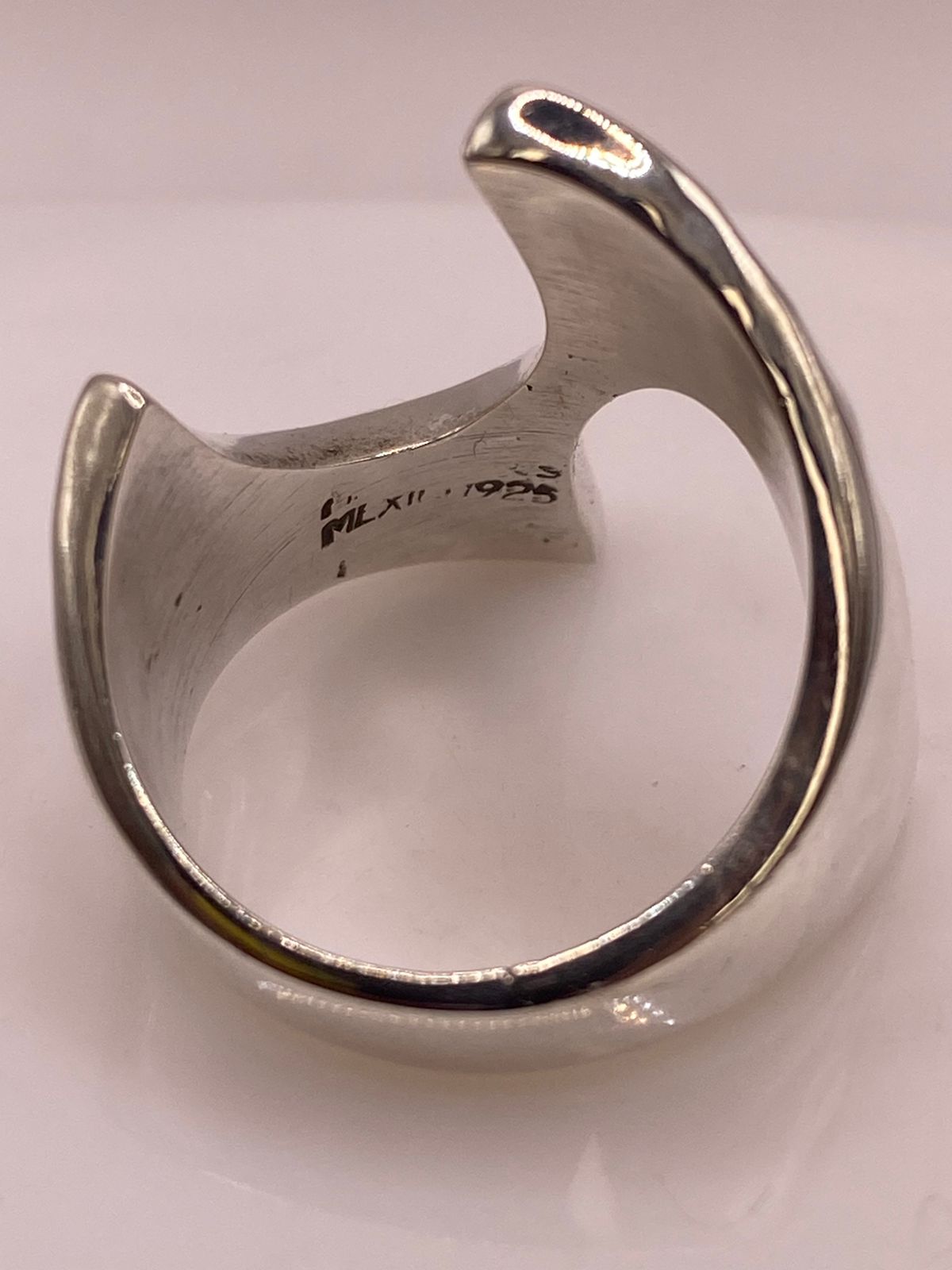 Anillo Abierto Martillado Diseño Curvo en Plata .925