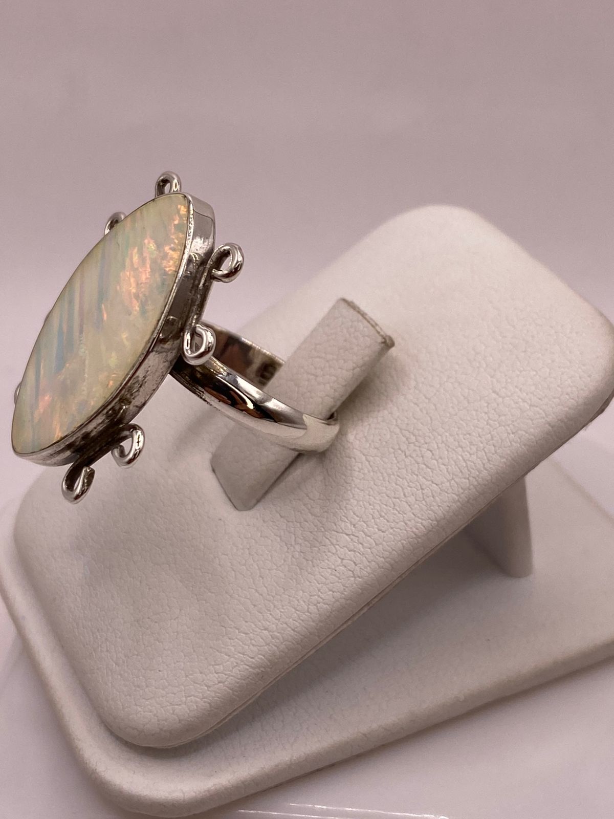 Anillo Ajustable Contemporáneo con Ópalo de Fuego en Plata .925