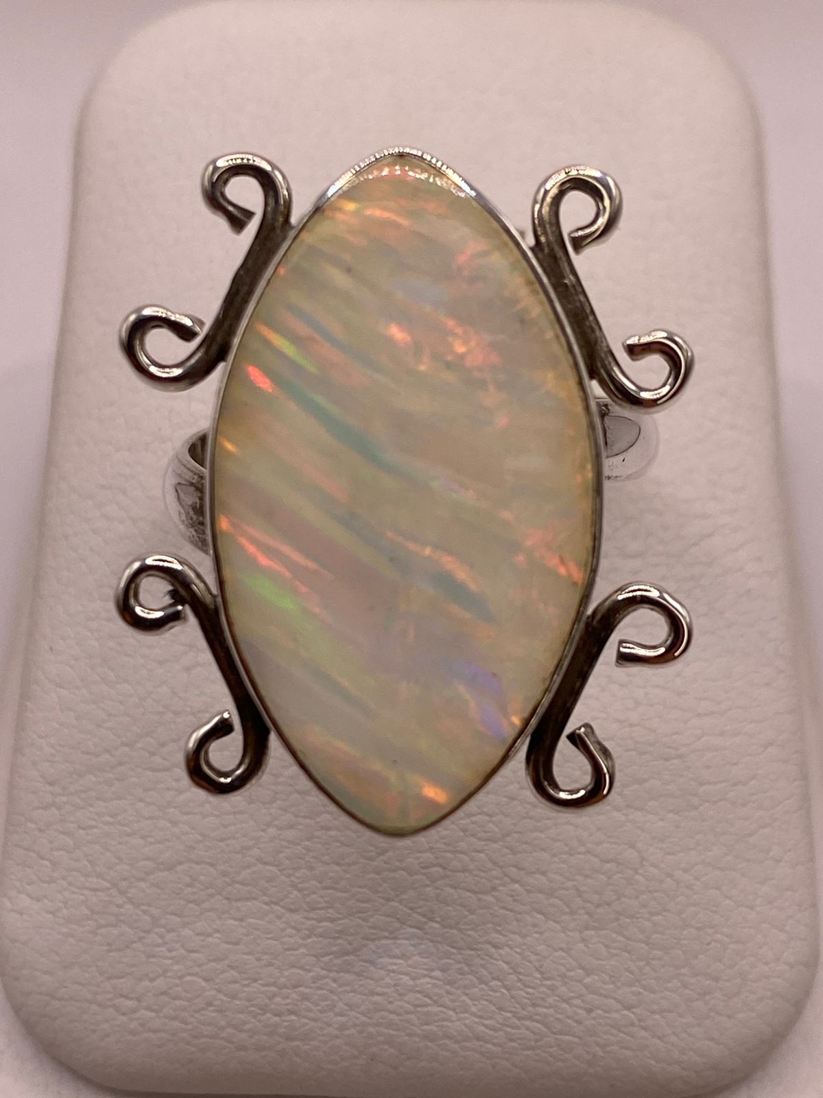 Anillo Ajustable Contemporáneo con Ópalo de Fuego en Plata .925