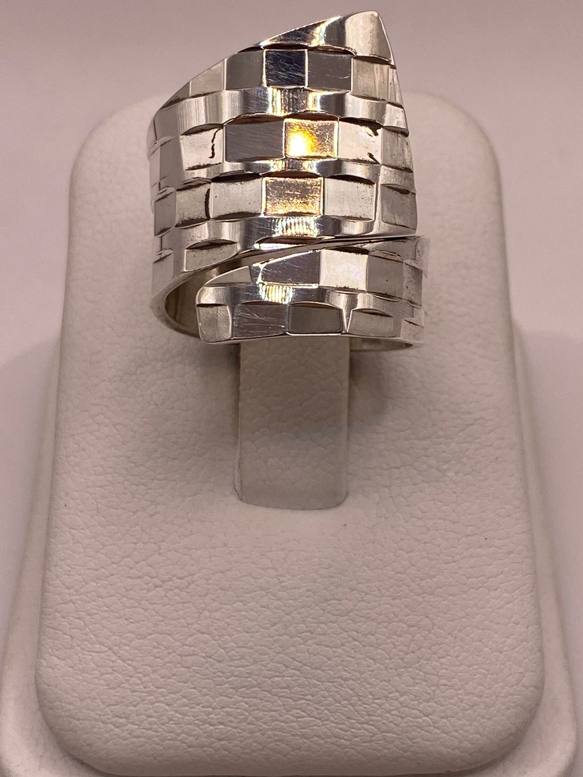 Anillo Ajustable Facetado con Forma Envolvente en Plata .925