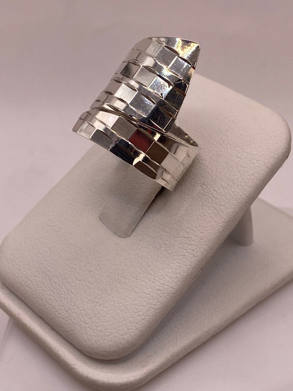 Anillo Ajustable Facetado con Forma Envolvente en Plata .925