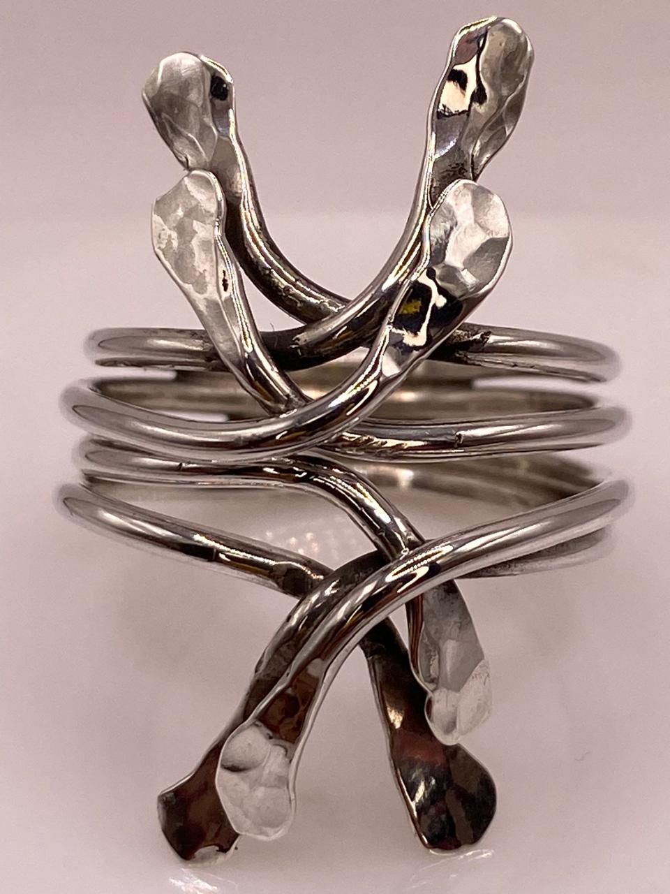 Anillo Ajustable de Plata .925 con Diseño Orgánico Escultural y Acabado Martillado