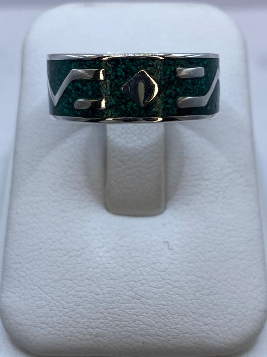 Anillo Ancho de Malaquita con Diseño Geométrico en Plata .925