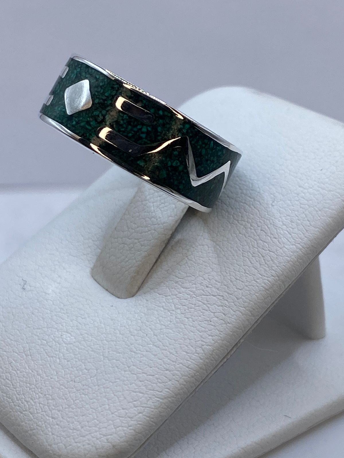 Anillo Ancho de Malaquita con Diseño Geométrico en Plata .925